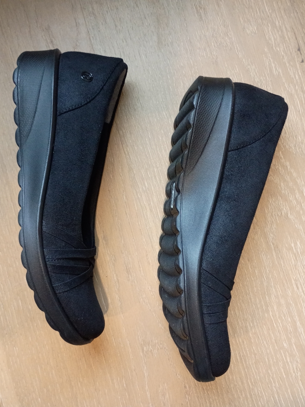 NWT Life Stride B Zees Women's Slip-On Crossover Flats Black  8.5 COMFORTABLE